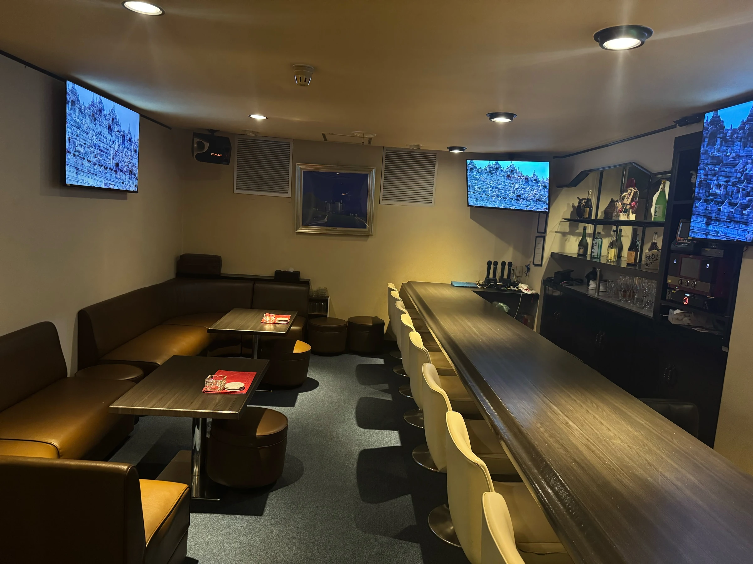 カウンターとボックス席を備えた逢叶の店内