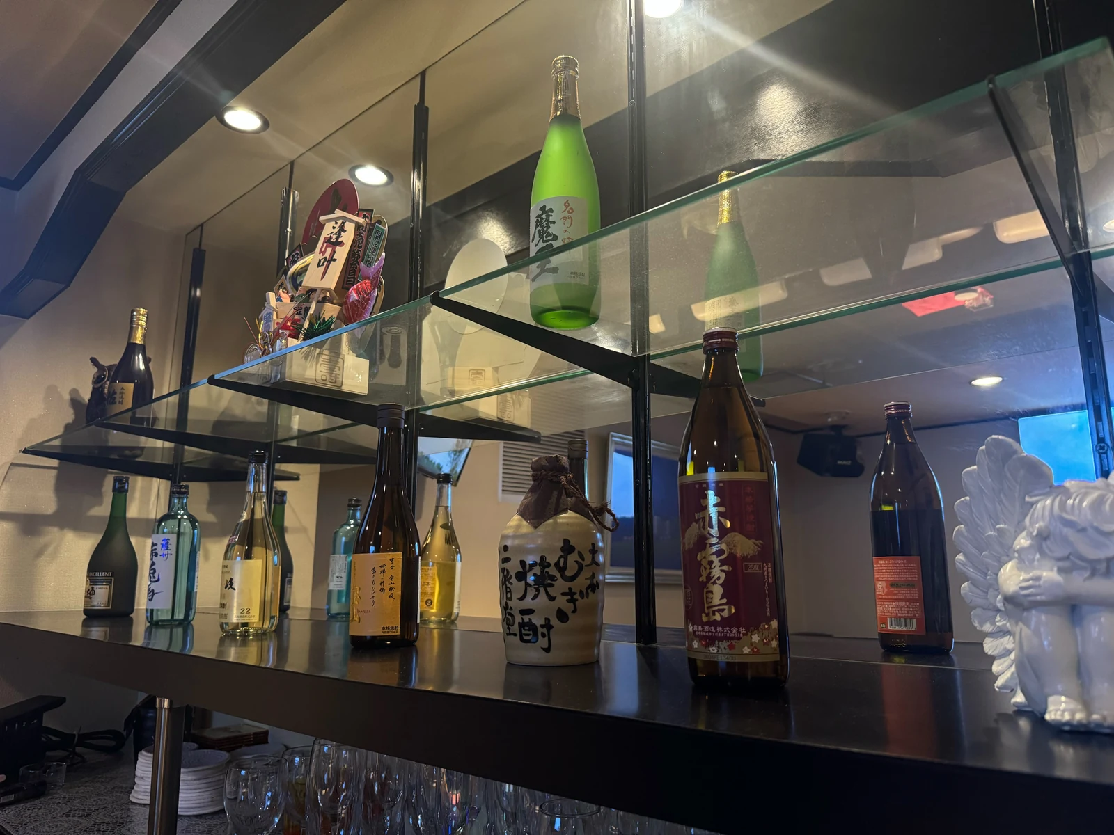 店内に並ぶ焼酎ボトル